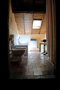 a large bathroom with a sink and a tub at Tenuta Rivalazzo in Noceto