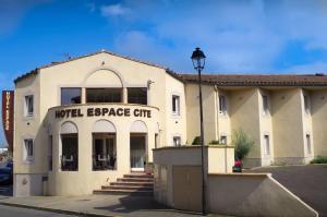 un bâtiment avec un panneau indiquant un café d'échange sauvage dans l'établissement Hotel Espace Cite, à Carcassonne