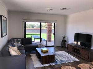Φωτογραφία από το άλμπουμ του New modern and spacious in a quiet location only 12 min from the city σε Strathfieldsaye