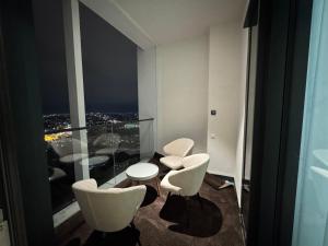 Posezení v ubytování NestOne Apartment 39th floor