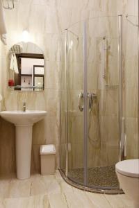 y baño con ducha y lavamanos. en Suvorov Hotel, en San Petersburgo