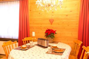 ein Esszimmer mit einem Tisch und einer Mikrowelle in der Unterkunft MOM - Alpine Boutique Apartments, Romantica, near Grindelwald Terminal in Grindelwald