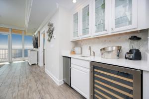 Η κουζίνα ή μικρή κουζίνα στο Phoenix Orange Beach II 2505 condo