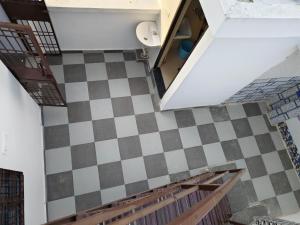 una camera con pavimento a scacchi di Float View Home stay a Gorakhpur