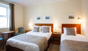 Una cama o camas en una habitación de The Clonakilty Hotel