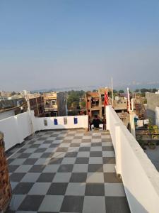 una vista dalla cima di un tetto con pavimento a scacchi di Float View Home stay a Gorakhpur