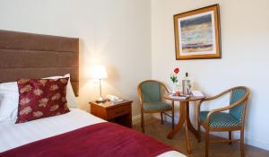 Una cama o camas en una habitación de The Clonakilty Hotel