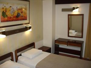 Postel nebo postele na pokoji v ubytování Claridge Hotel
