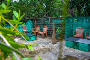 Garður fyrir utan The Sigiriya Rock Hostel