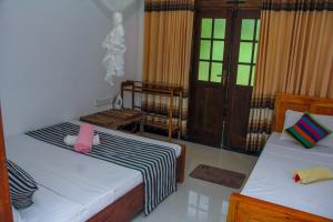 Rúm í herbergi á The Sigiriya Rock Hostel