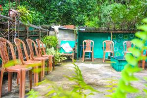Garður fyrir utan The Sigiriya Rock Hostel