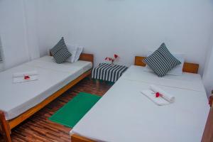 Rúm í herbergi á The Sigiriya Rock Hostel