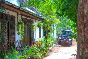 Garður fyrir utan The Sigiriya Rock Hostel
