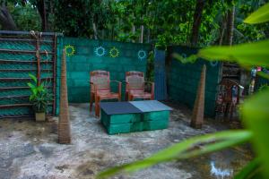 Garður fyrir utan The Sigiriya Rock Hostel
