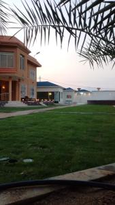a house with a grass yard with a building at شاليه وفيلا اطلالة الكر in Makkah