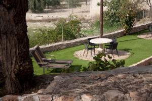 patio con mesa y sillas en El Mirador de Gebas, en Alhama de Murcia