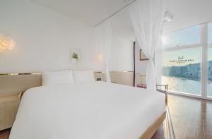 Postel nebo postele na pokoji v ubytování Gwangalli Hotel primavera in Busan