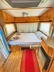 En eller flere senge i et værelse på бунгала и kаравани Дрийм къмпинг Гардения