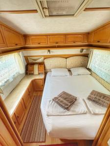 En eller flere senge i et værelse på бунгала и kаравани Дрийм къмпинг Гардения + 117 billeder