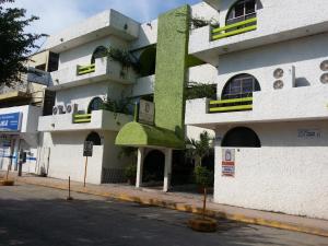 un gran edificio blanco con una esquina verde en Hotel y Restaurante Ritz de Tabasco en Villahermosa