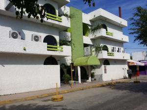duży biały budynek z zielonym i białym w obiekcie Hotel y Restaurante Ritz de Tabasco w mieście Villahermosa