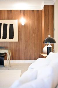 Postel nebo postele na pokoji v ubytování Hôtel Bellegarde by Viktor
