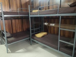Sun Bright Residency Badlapur客房内的一张或多张双层床