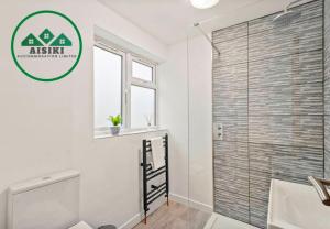 ein Badezimmer mit Dusche mit Glastür in der Unterkunft Aisiki Apartments at Barnet, Ground Floor, 2-Bedroom & 1-Bathroom, Pet Friendly Flat, Double Beds with Free Wi-Fi in Barnet + 10 Fotos