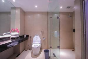 Koupelna v ubytování FUGO Hotel Banjarmasin