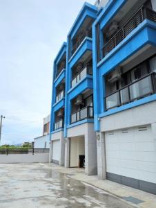 a blue and white building with a parking lot at 海雲間 in Taitung City