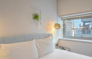 Postel nebo postele na pokoji v ubytování Gwangalli Hotel primavera in Busan