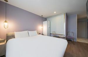 Postel nebo postele na pokoji v ubytování Gwangalli Hotel primavera in Busan