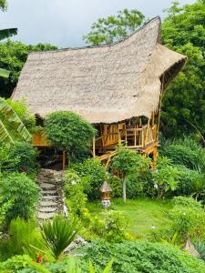 Ein Garten an der Unterkunft Penida Bambu Green Suites