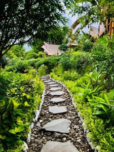 Ein Garten an der Unterkunft Penida Bambu Green Suites