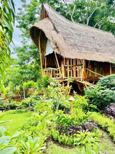 Ein Garten an der Unterkunft Penida Bambu Green Suites