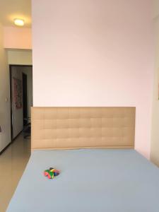 a bowl sitting on the floor of a room at 海雲間 in Taitung City