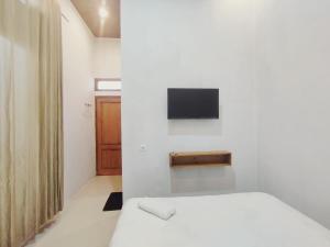 Postel nebo postele na pokoji v ubytování Dieng Ananda Mountain View Syariah RedPartner