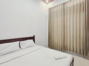 Postel nebo postele na pokoji v ubytování Dieng Ananda Mountain View Syariah RedPartner
