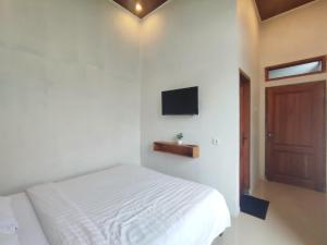 Postel nebo postele na pokoji v ubytování Dieng Ananda Mountain View Syariah RedPartner