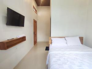Postel nebo postele na pokoji v ubytování Dieng Ananda Mountain View Syariah RedPartner
