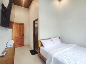 Postel nebo postele na pokoji v ubytování Dieng Ananda Mountain View Syariah RedPartner
