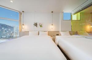 Postel nebo postele na pokoji v ubytování Gwangalli Hotel primavera in Busan