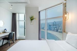 Postel nebo postele na pokoji v ubytování Gwangalli Hotel primavera in Busan
