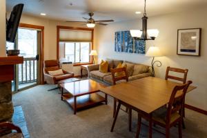 un soggiorno con un tavolo e un divano di 1307A - One Bedroom Standard Eagle Springs West condo a Solitude