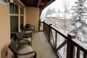 balcone con sedie e vista sugli alberi innevati di 1307A - One Bedroom Standard Eagle Springs West condo a Solitude