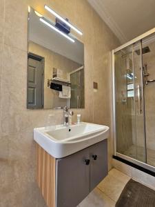 Koupelna v ubytování Raha Suites - Westlands