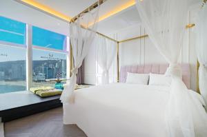 Postel nebo postele na pokoji v ubytování Gwangalli Hotel primavera in Busan