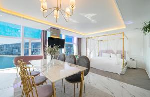 Postel nebo postele na pokoji v ubytování Gwangalli Hotel primavera in Busan