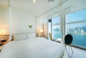 Postel nebo postele na pokoji v ubytování Gwangalli Hotel primavera in Busan + 37 fotografií
