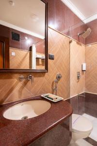 Koupelna v ubytování Hotel Sunstar Grand + 37 fotografií